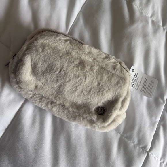 Everywhere Belt Bag Plush Fleece - Bone Silver - Picture 3 of 8